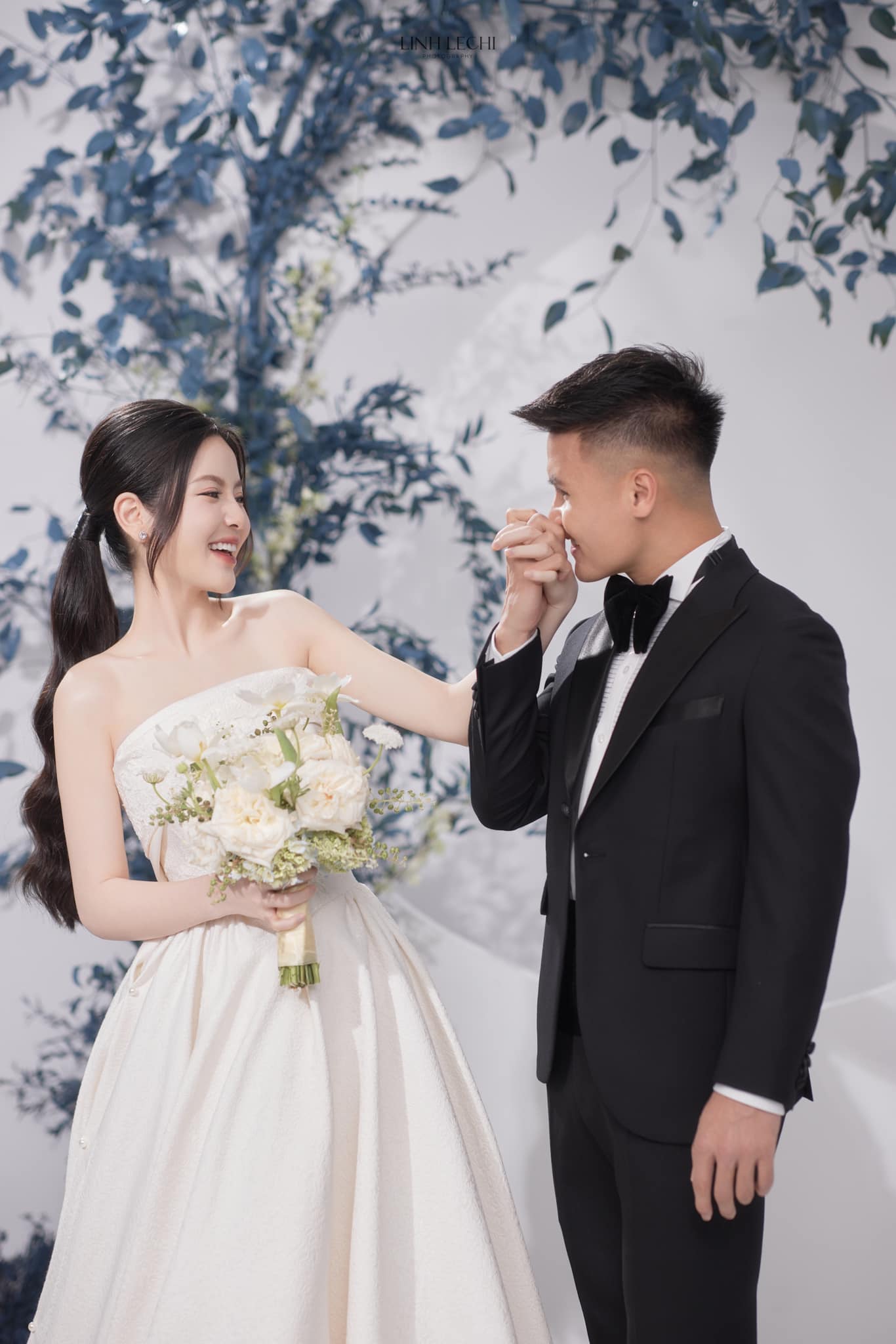Xả loạt ảnh cưới nét căng của Quang Hải - Chu Thanh Huyền, cô dâu chơi lớn diện đến 7 bộ váy cưới?- Ảnh 12.