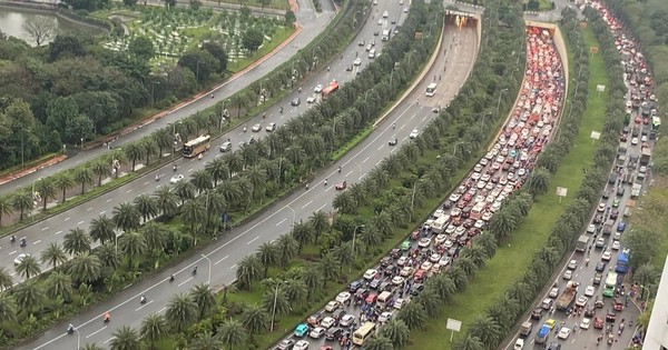 Ùn tắc nghiêm trọng trên Đại lộ Thăng Long: Yêu cầu chủ đầu tư dỡ rào thi công