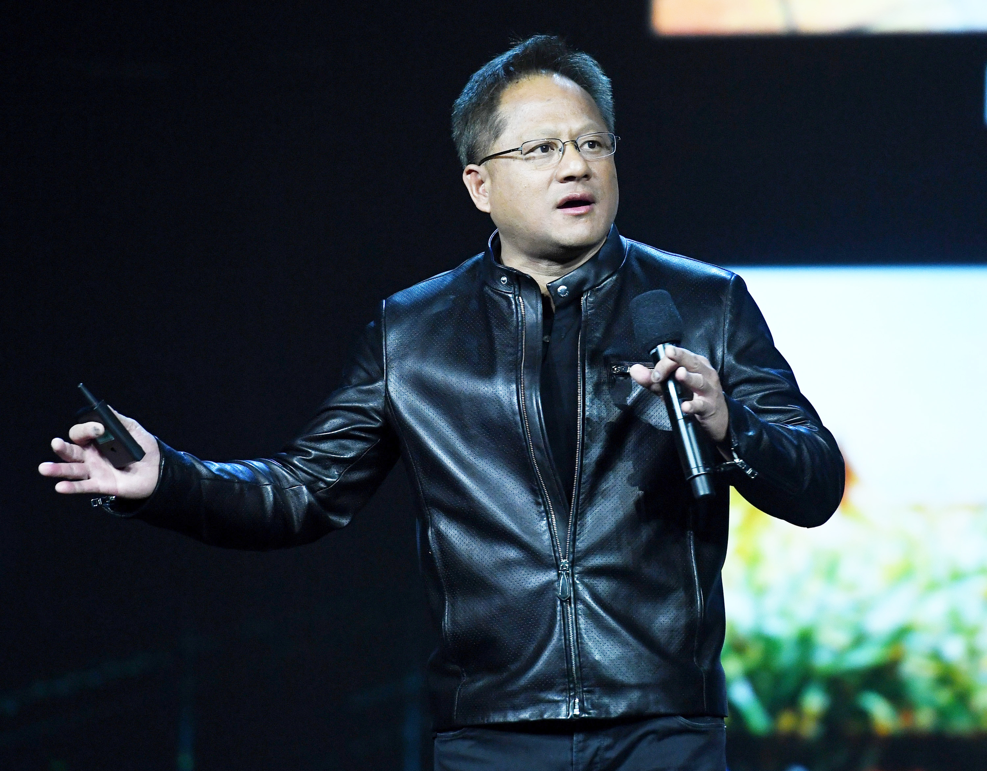 Chiếc áo khoác da mới của CEO Jensen Huang tại GTC 2024 có gì đặc biệt: Đang được giảm giá 40%, chỉ cần bán 6 cổ phiếu của NVIDIA là đủ tiền để mua- Ảnh 3.