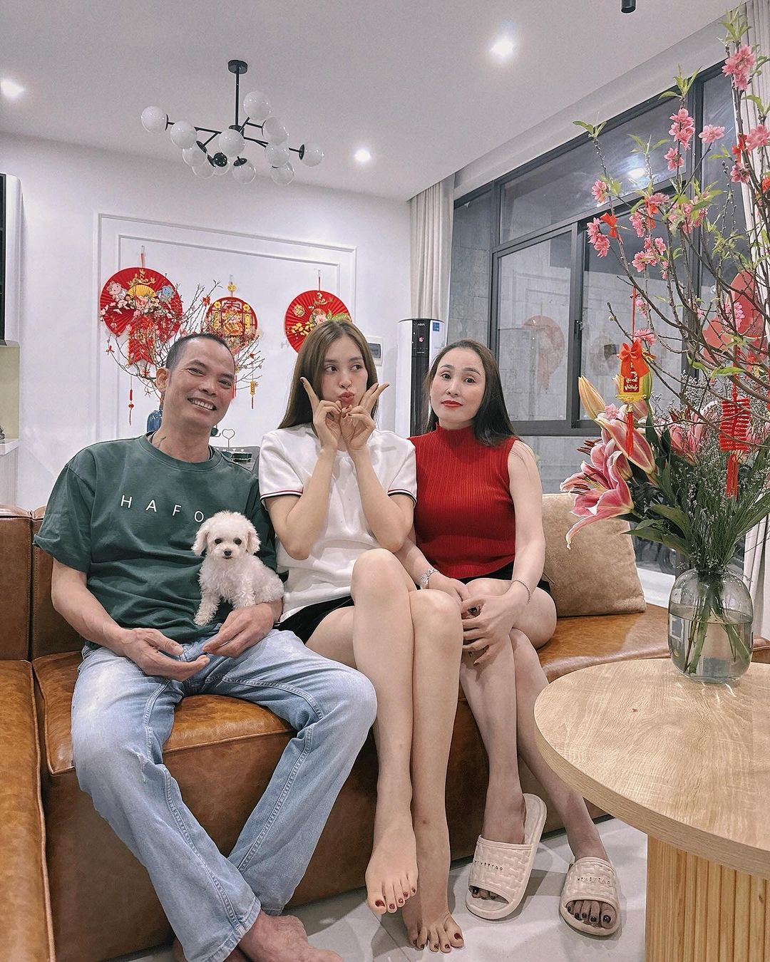 Hai nàng Hậu tậu nhà tuổi 23: Tiểu Vy báo hiếu bố mẹ bằng biệt thự, Lona Kiều Loan mua đứt duplex hạng sang- Ảnh 4.