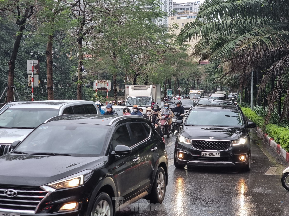 Nhiều tuyến đường Hà Nội ùn tắc hàng tiếng đồng hồ sau cơn mưa lớn kéo dài từ đêm- Ảnh 12.