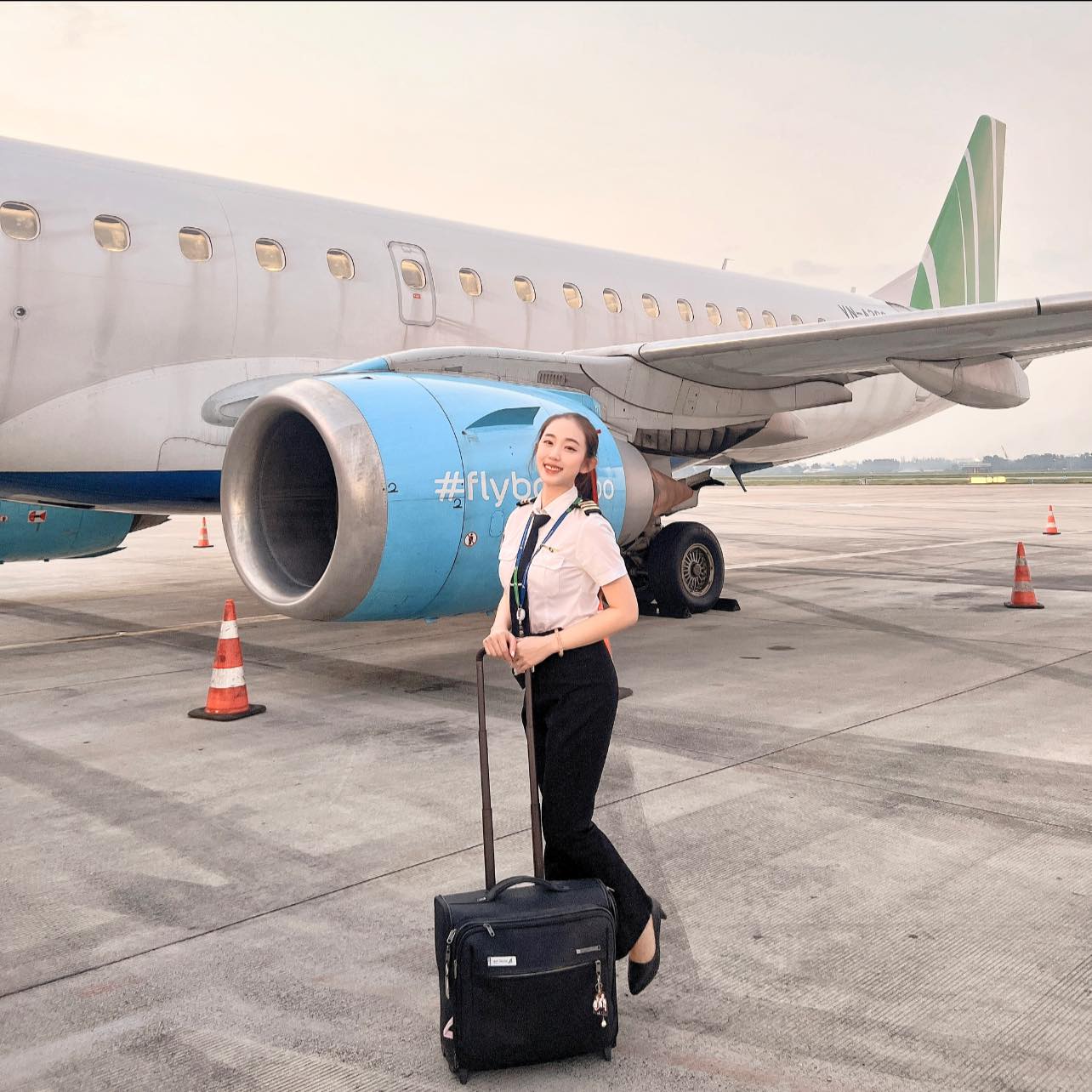 Nữ phi công đầu tiên ở Việt Nam lái dòng máy bay phản lực: Xinh như Hoa hậu, 23 tuổi đã là cơ phó