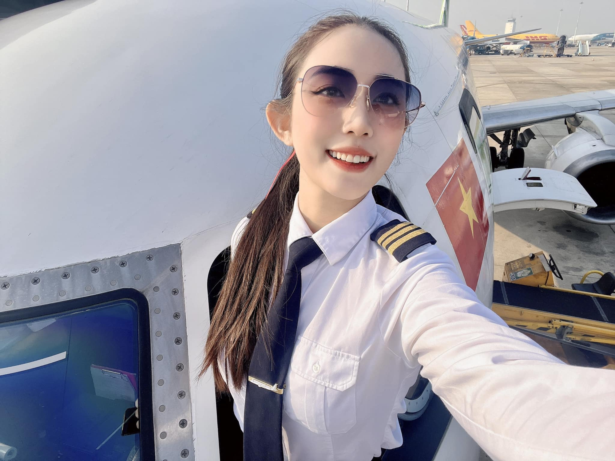 Nữ phi công đầu tiên ở Việt Nam lái dòng máy bay phản lực: Xinh như Hoa hậu, 23 tuổi đã là cơ phó- Ảnh 3.
