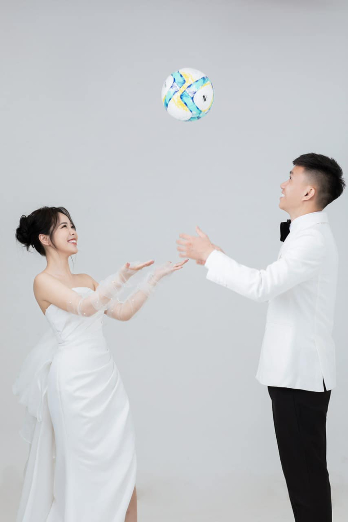 Đồng đội của Công Phượng, Văn Toàn lấy vợ, khoe bộ ảnh cưới đơn giản mà ai cũng phải khen 