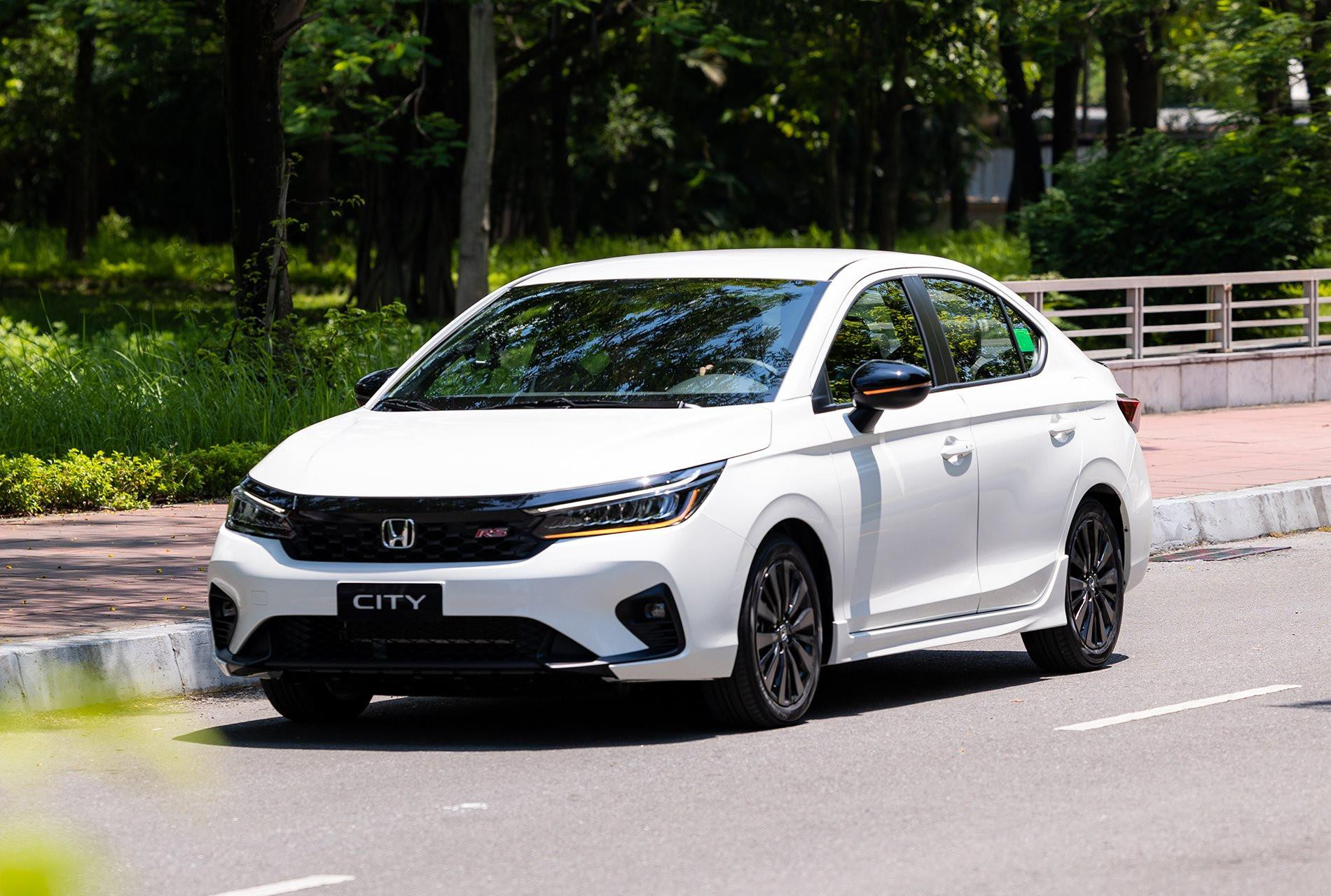 Sedan hạng B đồng loạt giảm đậm tới cả trăm triệu đồng, Hyundai Accent, Honda City lập đáy mới - giá thấp nhất chỉ từ 300 triệu đồng- Ảnh 1.