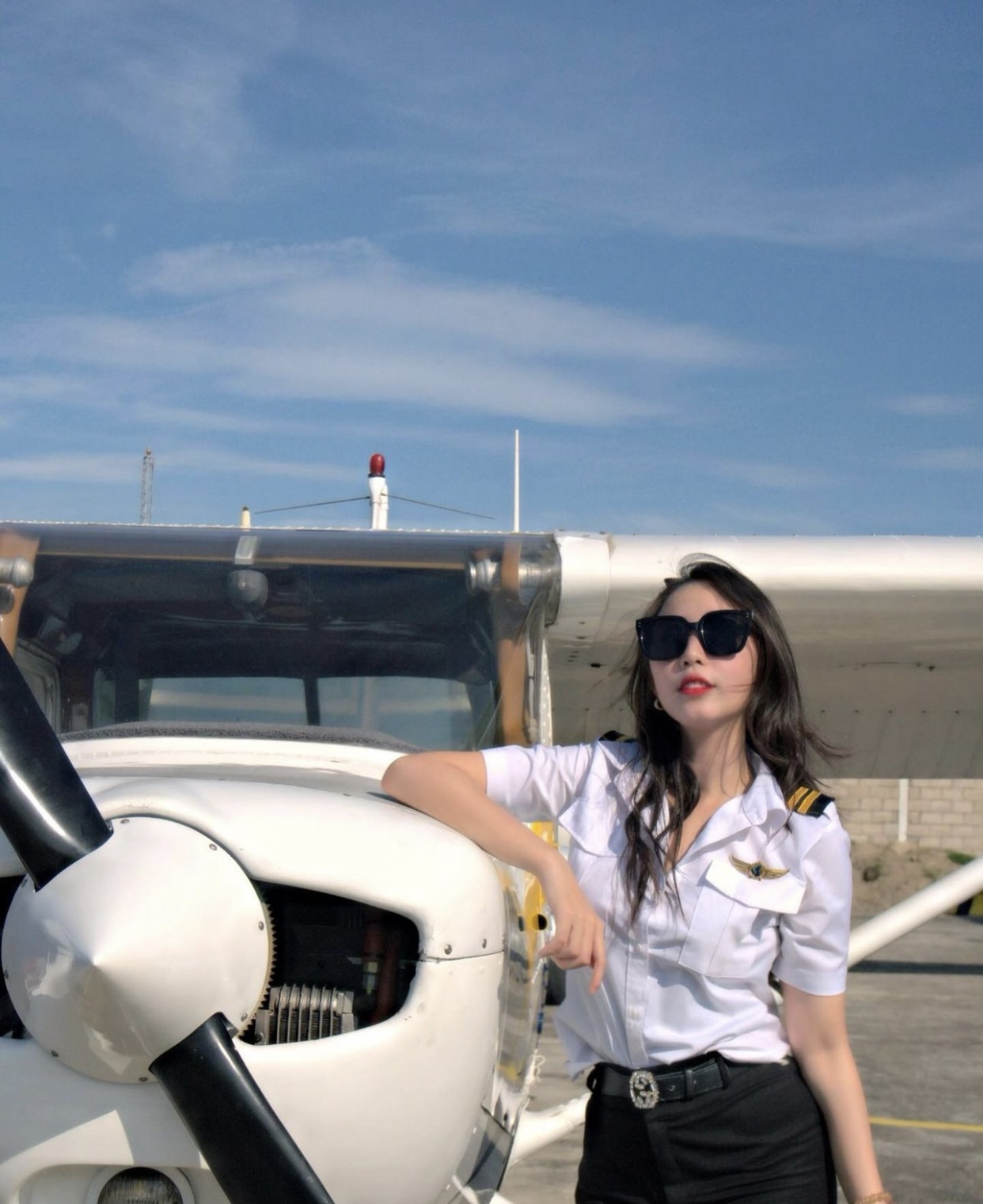 Nữ phi công đầu tiên ở Việt Nam lái dòng máy bay phản lực: Xinh như Hoa hậu, 23 tuổi đã là cơ phó