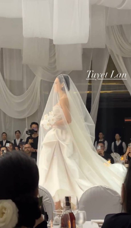 Hoa cưới của siêu mẫu Tuyết Lan chứa đựng ý nghĩa xúc động, không gian cưới thiết kế độc lạ gây ấn tượng với dàn khách- Ảnh 1.