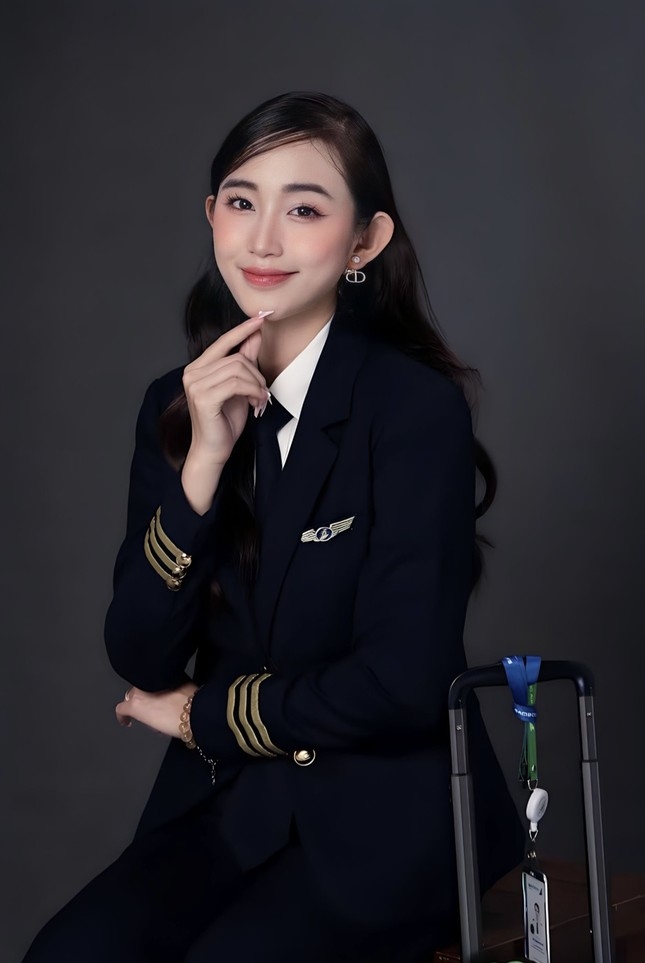 Nữ phi công đầu tiên ở Việt Nam lái dòng máy bay phản lực: Xinh như Hoa hậu, 23 tuổi đã là cơ phó- Ảnh 1.