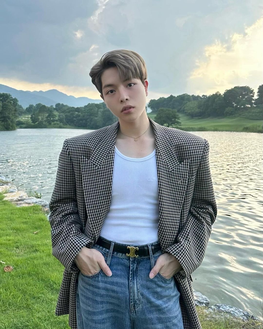 Nam ca sĩ đổi đời nhờ... ''đập mặt xây lại'': 25 tuổi đã tậu chung cư 10 tỷ, liên tục báo hiếu bố mẹ bằng nhà đẹp - xe sang, còn lấn sân sang thị trường BĐS- Ảnh 1. Nam ca sĩ đổi đời nhờ... ''đập mặt xây lại'': 25 tuổi đã tậu chung cư 10 tỷ, liên tục báo hiếu bố mẹ bằng nhà đẹp - xe sang, còn lấn sân sang thị trường BĐS- Ảnh 1.