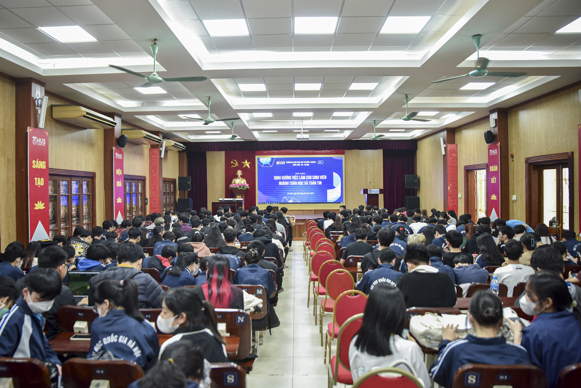 Trường ĐH có hội trường trăm tuổi đẹp như cung điện, cho học sinh THPT học trước chương trình, giảm xác suất 