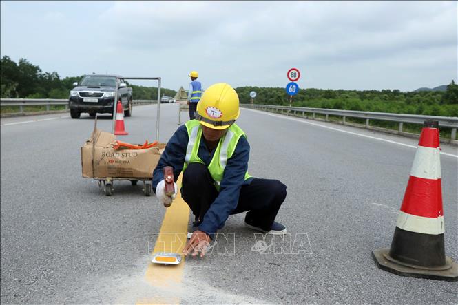 Khẩn trương lắp đặt bổ sung hệ thống an toàn trên cao tốc Cam Lộ - La Sơn- Ảnh 1.