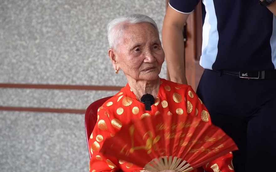 Cụ bà 102 tuổi vẫn hít đất ở Bình Phước: Ngày tập thể dục 3 tiếng, mấy năm không phải uống viên thuốc nào- Ảnh 1.