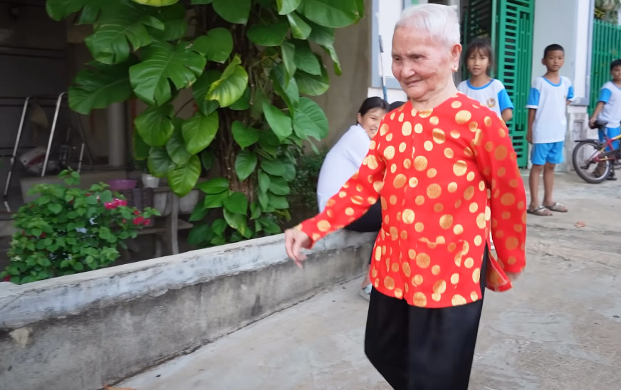 Cụ bà 102 tuổi vẫn hít đất ở Bình Phước: Ngày tập thể dục 3 tiếng, mấy năm không phải uống viên thuốc nào- Ảnh 7.