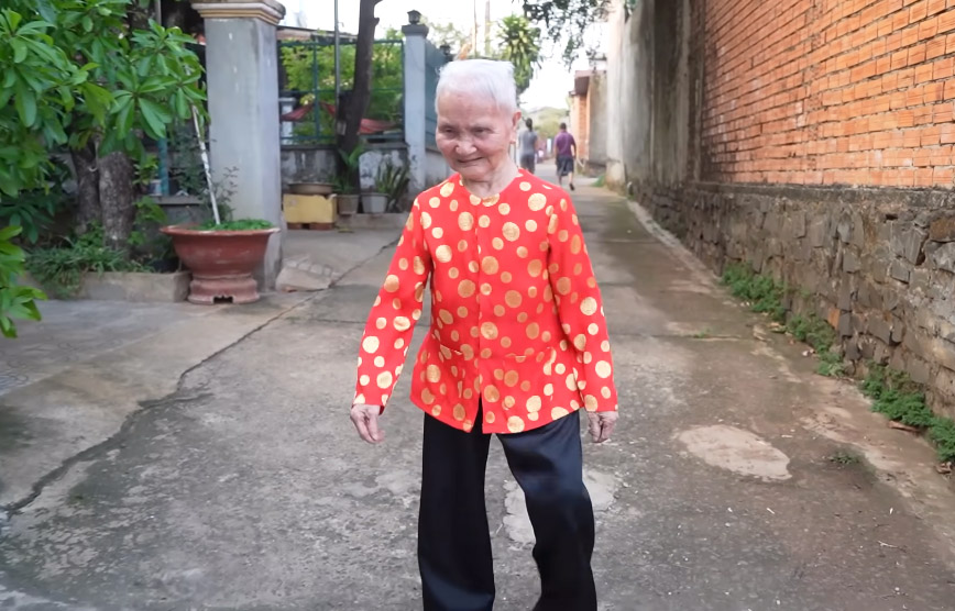 Cụ bà 102 tuổi vẫn hít đất ở Bình Phước: Ngày tập thể dục 3 tiếng, mấy năm không phải uống viên thuốc nào- Ảnh 6.