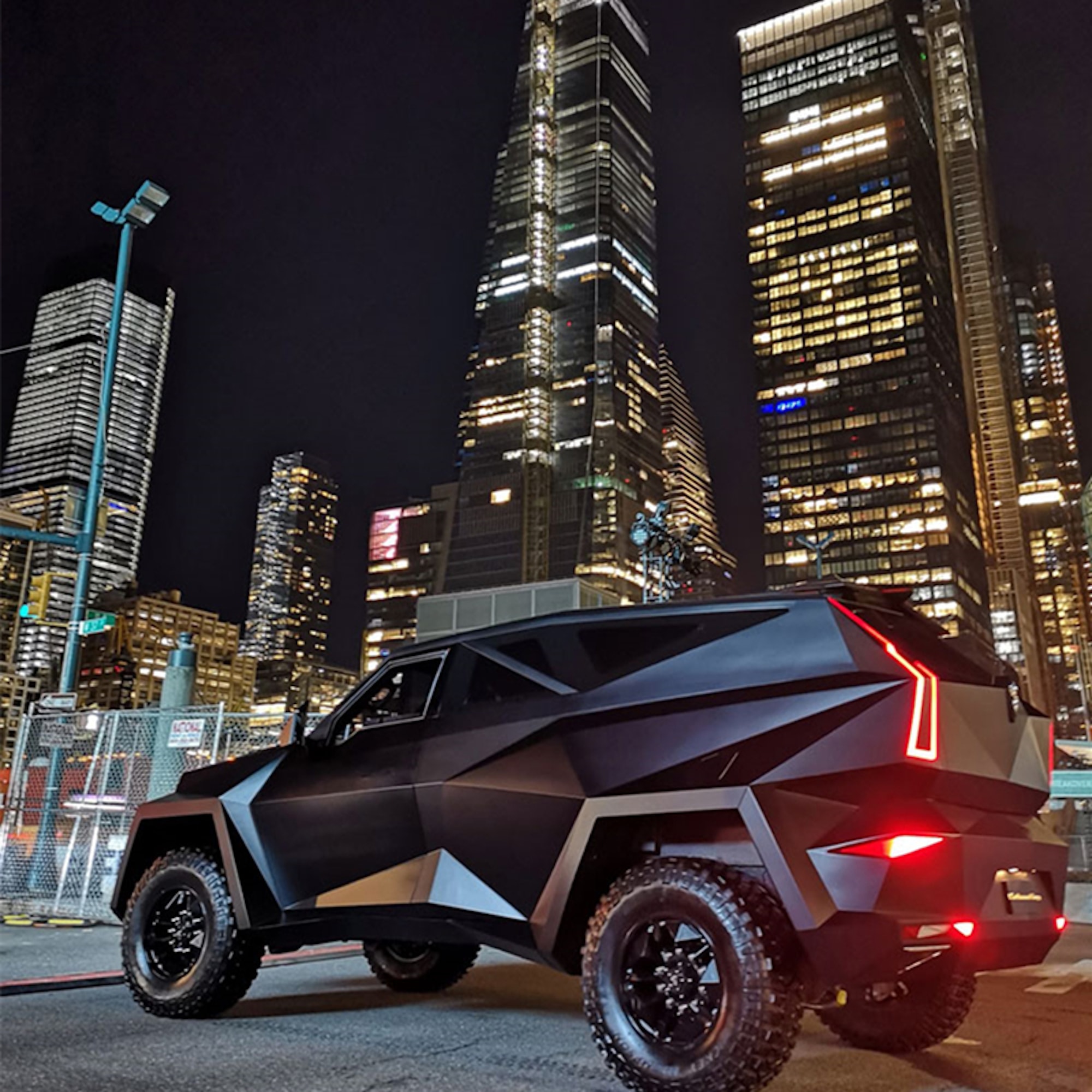 SUV ‘điên rồ’ và đắt nhất thế giới này vẫn có người mua: Bằng 4 chiếc Cullinan, thiết kế như xe Batman, một option giá hơn 7,4 tỷ- Ảnh 5.