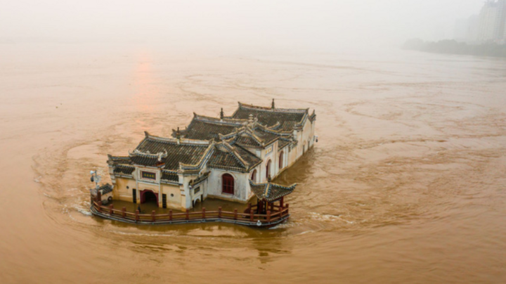 Bí ẩn ngôi chùa cổ sừng sững giữa con sông dài nhất Trung Quốc- Ảnh 1.