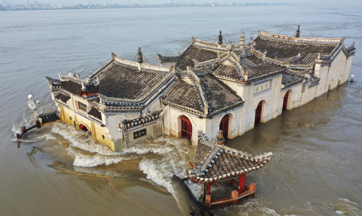 Bí ẩn ngôi chùa cổ sừng sững giữa con sông dài nhất Trung Quốc- Ảnh 2.