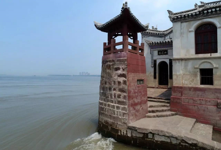 Bí ẩn ngôi chùa cổ sừng sững giữa con sông dài nhất Trung Quốc- Ảnh 4.