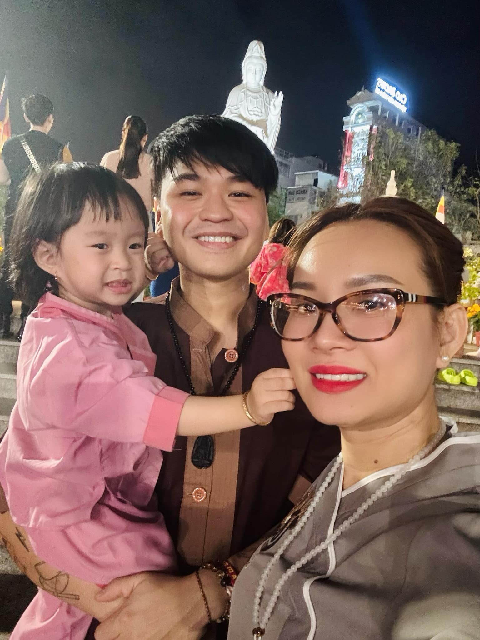 Cuộc sống vợ chồng của nam nghệ sĩ Việt lấy vợ hơn 8 tuổi, có 2 con riêng- Ảnh 3.