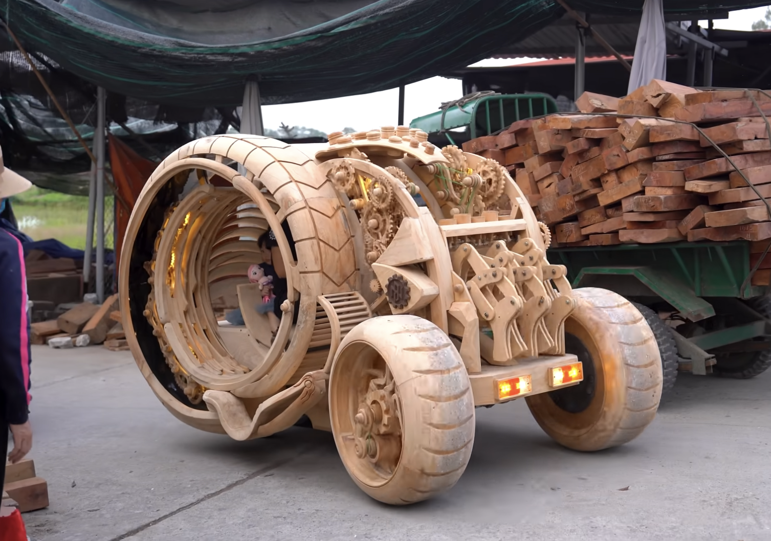 Làm xe gỗ theo thiết kế của AI, 9x chia sẻ: '3 tháng hoàn thiện, có chi tiết lấy cảm hứng từ đồng hồ cơ'- Ảnh 2.