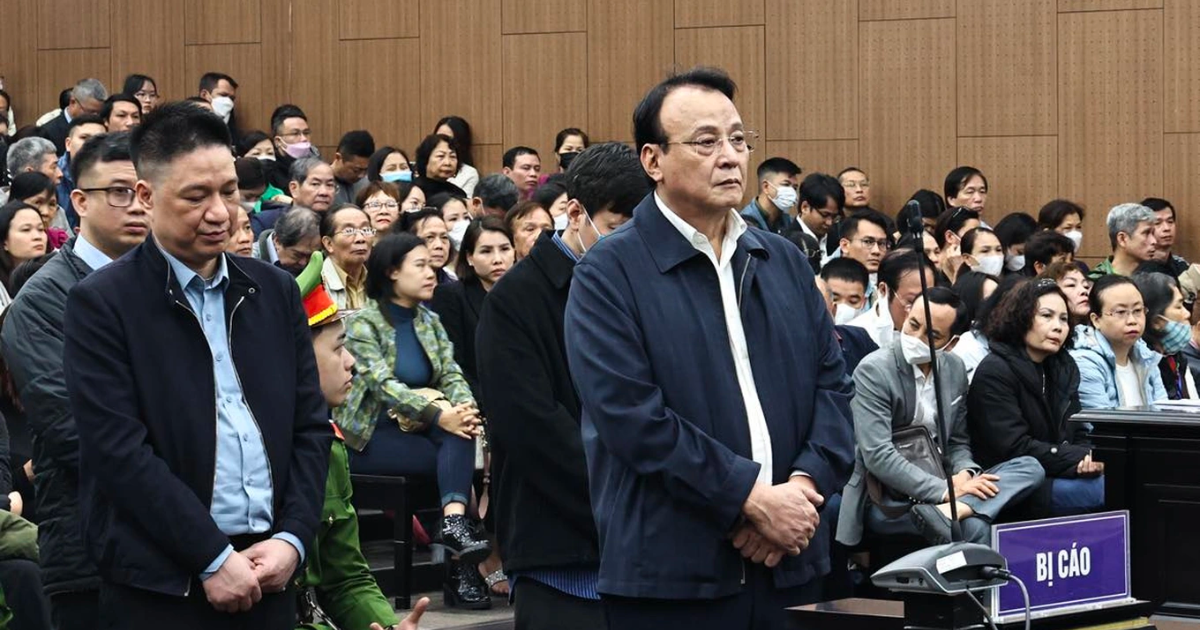 Chủ tịch Tân Hoàng Minh liên tục lau nước mắt khi nghe luật sư bào chữa cho con trai- Ảnh 1.