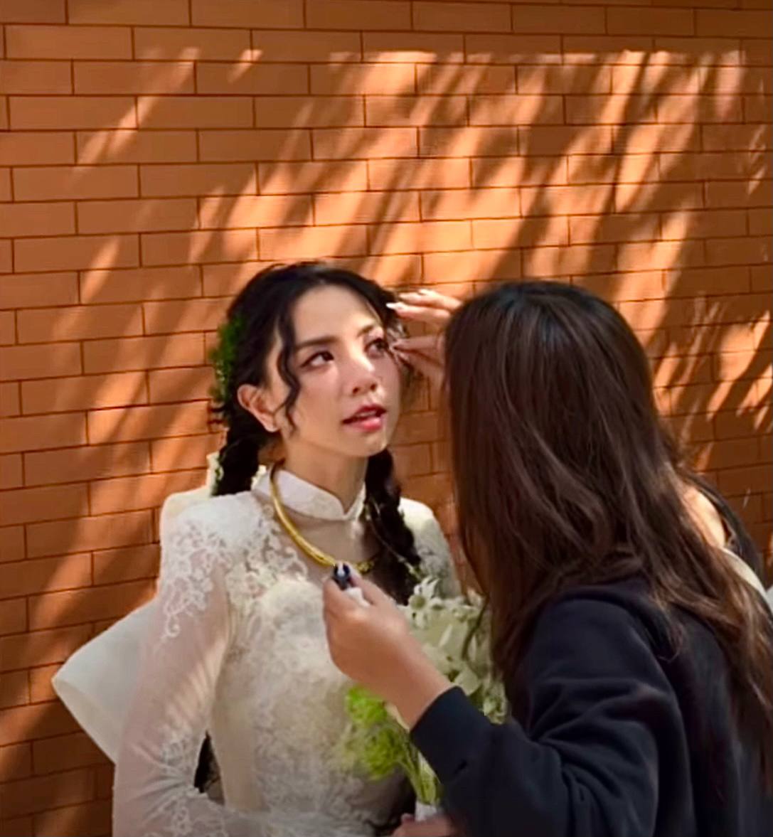 Tiểu thư Hà thành Đặng Tiểu Tô Sa xuất hiện trước giờ G, visual lộng lẫy trong chiếc váy cưới lạ mắt
