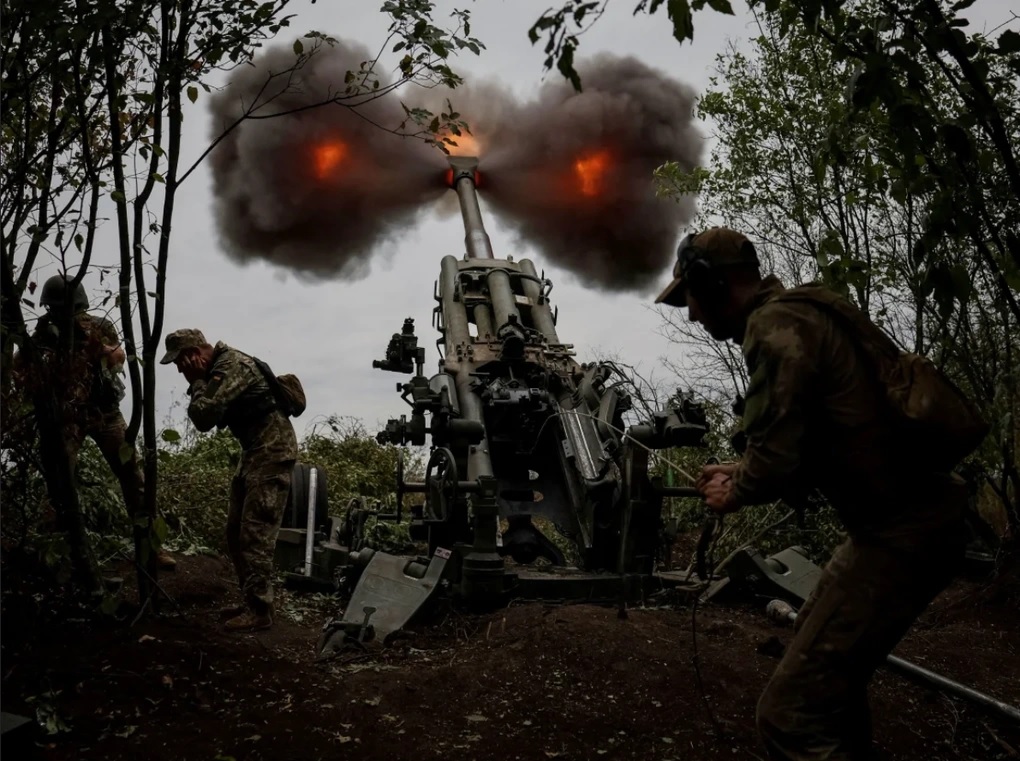 Lính Ukraine khai hỏa pháo M777. Ảnh: Reuters