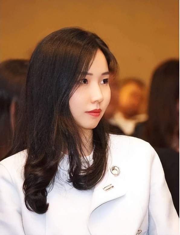 Nữ tổng tài nổi tiếng nhất nhì Trung Quốc: 23 tuổi thừa kế 350 nghìn tỷ đồng, chứng minh năng lực xuất sắc, danh tính chồng khiến ai cũng trầm trồ