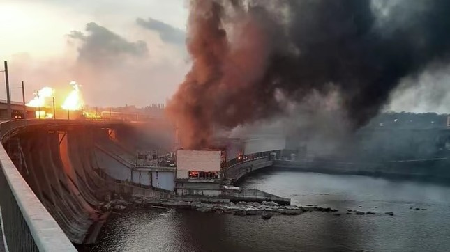 Hỏa hoạn bùng phát tại nhà máy thủy điện lớn nhất Ukraine- Ảnh 1.