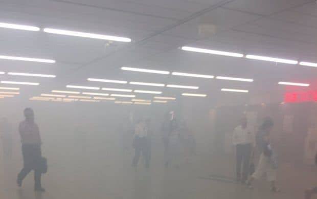 Hỏa hoạn bùng phát tại ga tàu điện Tokyo: Khói trắng bao trùm, video hiện trường tiết lộ phản ứng khó tin của người Nhật- Ảnh 1.