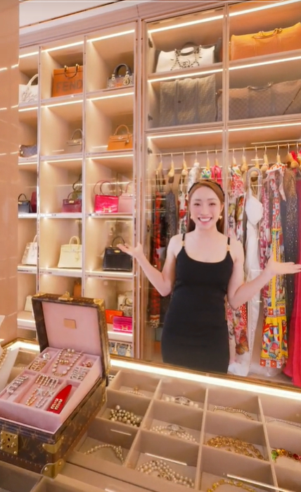 Phòng thay đồ trong biệt thự triệu đô vợ trẻ Chi Bảo: Như bước vào store cao cấp, sở hữu món đồ 1,5 tỷ “độc nhất” tại Việt Nam