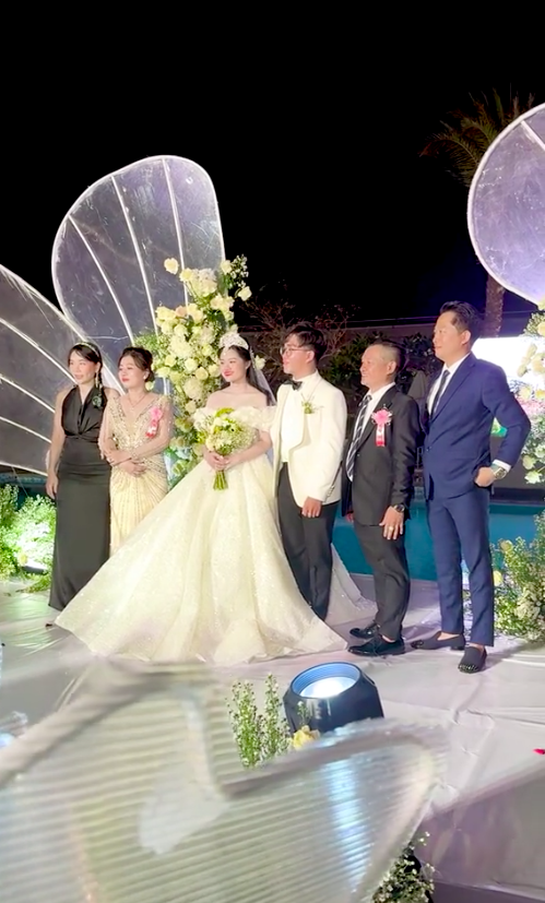 Gia thế cô dâu Cần Thơ có đám cưới gây chấn động: Phủ siêu xe kín đường, có người mừng cưới gần 200 triệu- Ảnh 15.