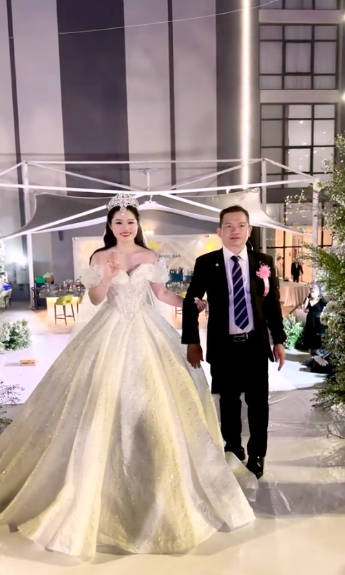 Gia thế cô dâu Cần Thơ có đám cưới gây chấn động: Phủ siêu xe kín đường, có người mừng cưới gần 200 triệu- Ảnh 12.