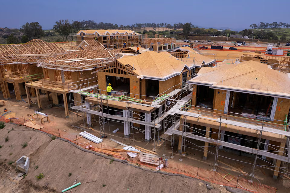 Một khu dân cư đang được xây ở bang California - Mỹ vào tháng 5-2023 Ảnh: REUTERS