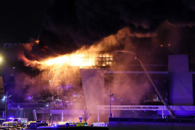 Cảnh tượng kinh hoàng vụ tấn công tồi tệ nhất ở Nga nhiều năm qua: Ngàn người hoảng loạn giẫm đạp chạy trốn, toà nhà lớn chìm trong biển lửa- Ảnh 3.