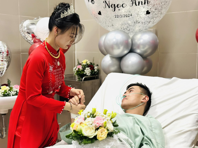 Chú rể ở Lạng Sơn nhập viện nguy kịch, cô dâu mắt đỏ hoe trao nhẫn cưới khiến y bác sĩ rớt nước mắt- Ảnh 3.