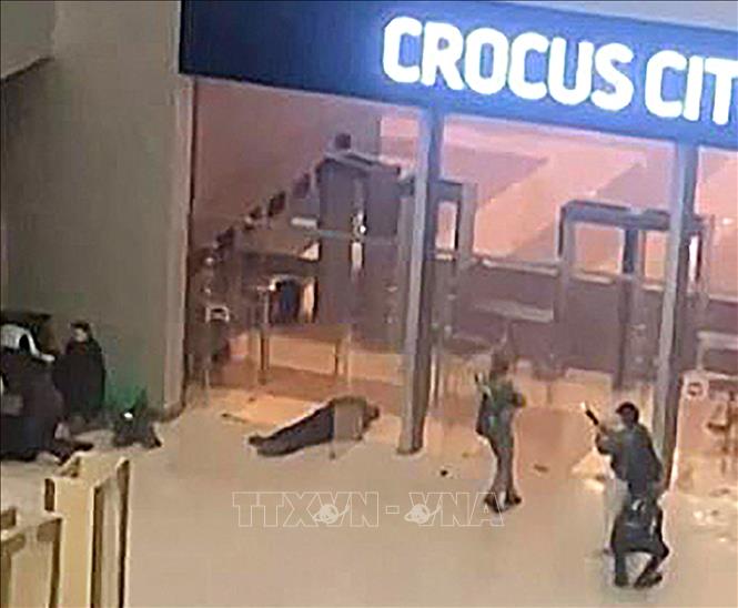 Video những phút kinh hoàng đầu tiên của vụ tấn công khủng bố đẫm máu ở Moskva- Ảnh 1.