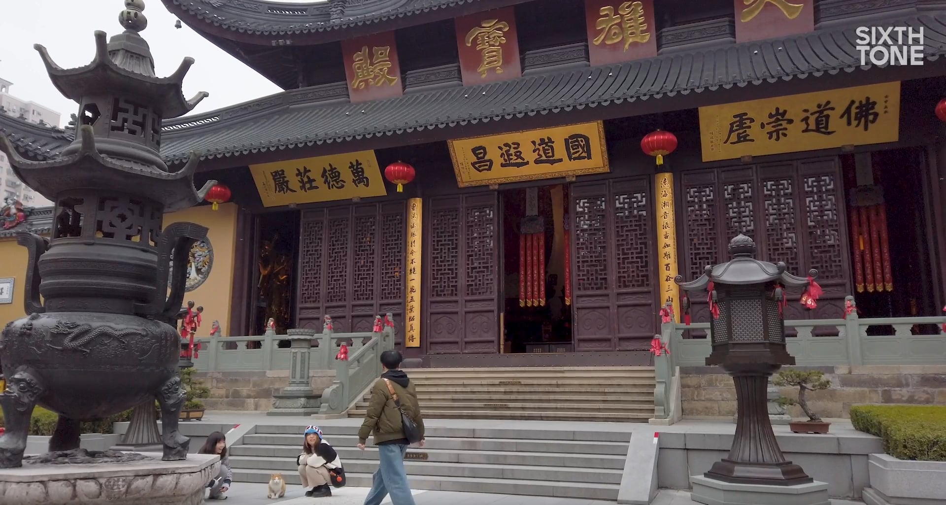Ngôi chùa ở Thượng Hải hút khách nhờ bán 