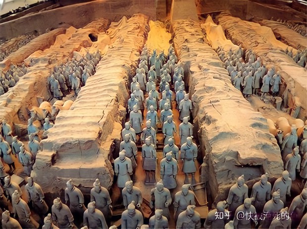 Trong mộ Tần Thủy Hoàng, vì sao hài cốt các phi tần tuẫn táng cùng đều có tư thế kỳ dị không khép chân? Sự thật khiến tất cả lạnh sống lưng- Ảnh 1.