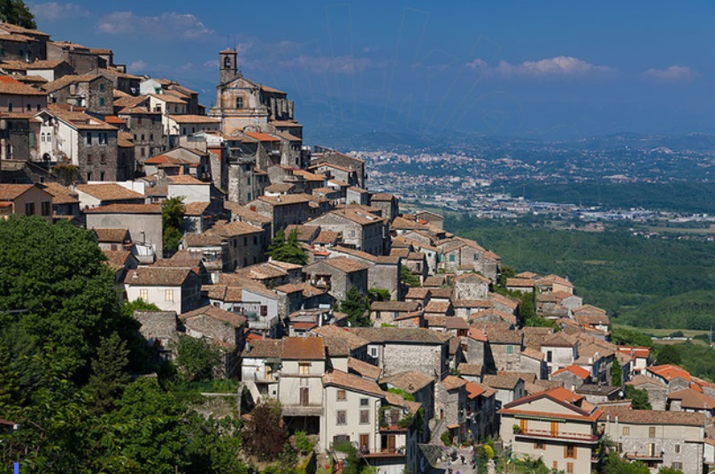 Thị trấn ở Italy vất vả rao bán những căn nhà trị giá 1 euro- Ảnh 1.