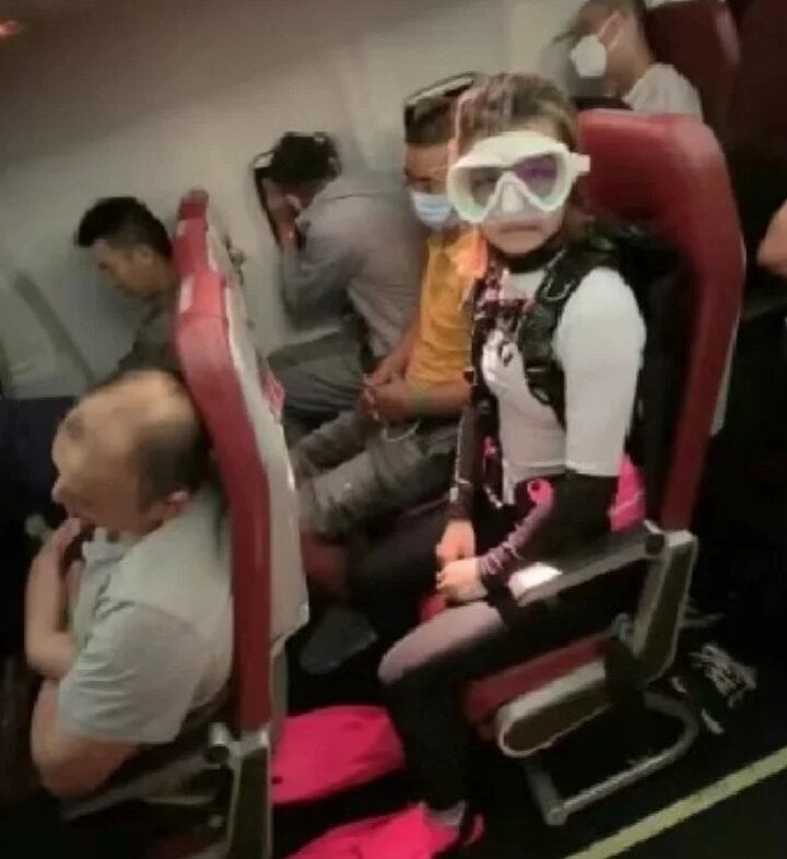 Né phí hành lý, giới trẻ Trung Quốc đua nhau mặc cả núi quần áo khi lên máy bay- Ảnh 3.