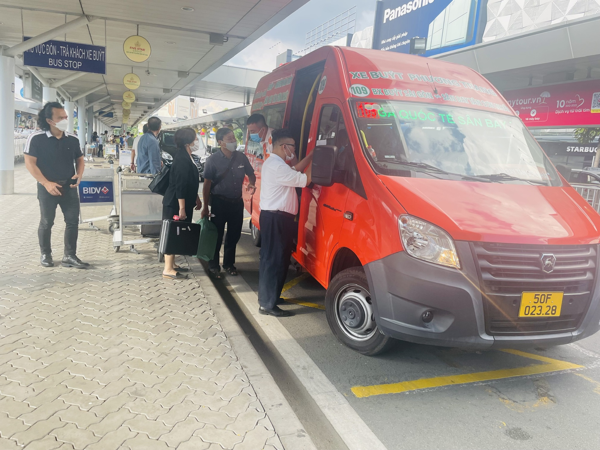 Sắp đưa 14 tuyến xe rước khách kết nối sân bay Tân Sơn Nhất vào hoạt động- Ảnh 1.