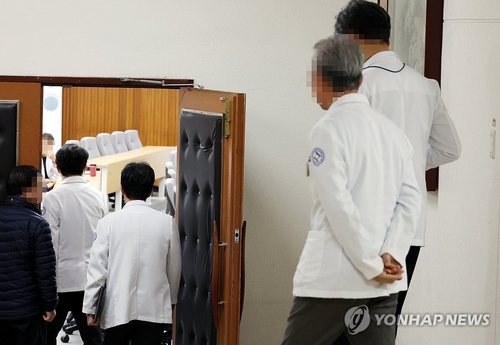 Khủng hoảng y tế tại Hàn Quốc tiếp tục phức tạp, các giáo sư y khoa ồ ạt từ chức- Ảnh 1.