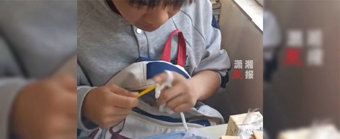 Nam sinh lớp 9 tận dụng giờ ra chơi móc len bán trên mạng, thu nhập 34 triệu đồng/tháng, dân mạng than thở: 