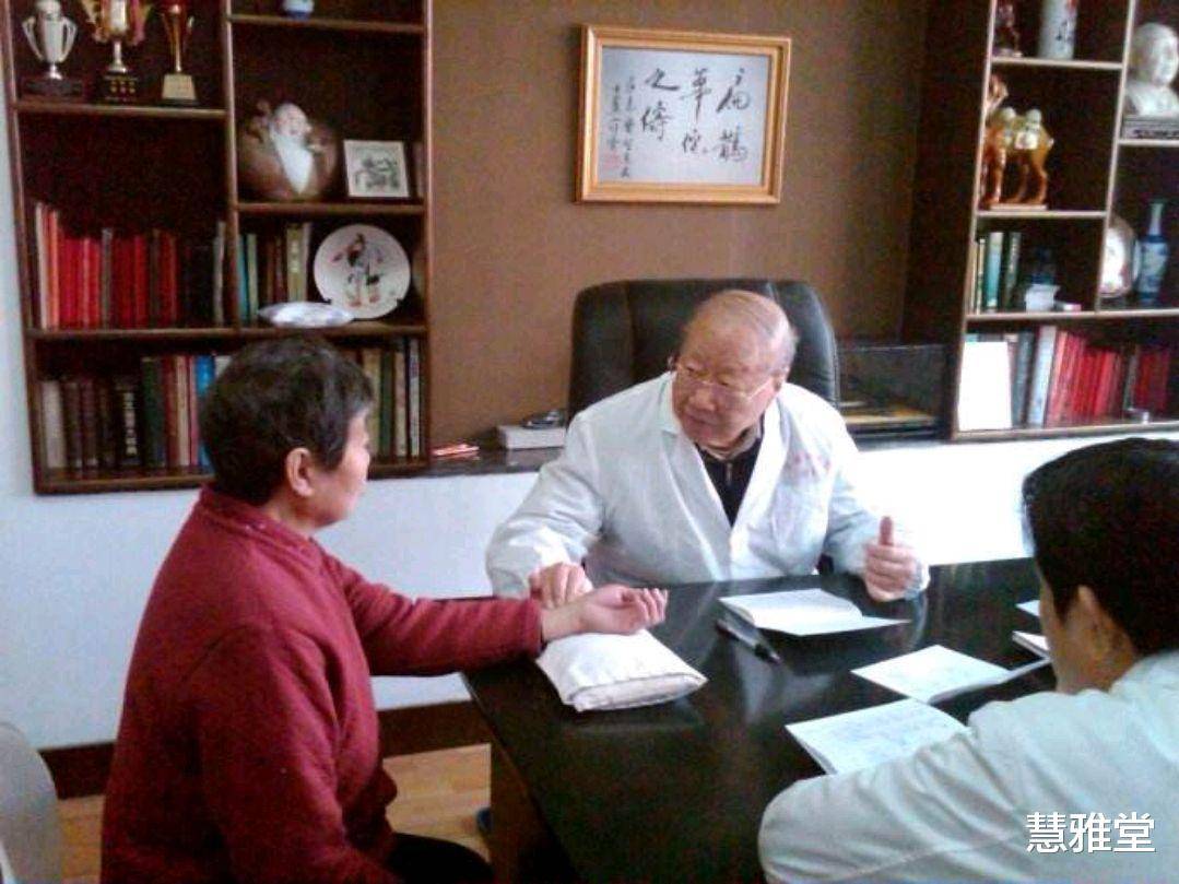 Bậc thầy y học cổ truyền Trung Quốc 93 tuổi vẫn khám cho bệnh nhân: Mỗi ngày đều chăm chỉ làm 4 việc- Ảnh 1.