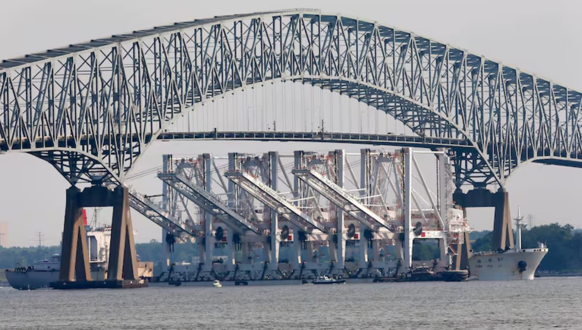 Kinh hoàng tàu container đâm sập cầu giàn thép dài nhất nhì thế giới, quan chức báo động tình trạng khẩn- Ảnh 6.