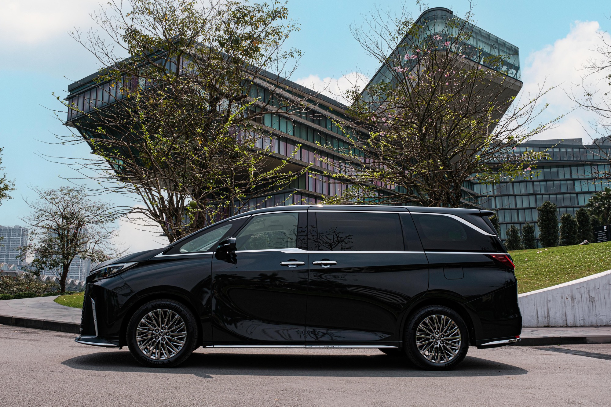 Lexus LM 2024 ra mắt Việt Nam: Giá từ 7,29 tỷ, có bản 4 chỗ cho chủ tịch, màn hình khủng 48 inch, như căn hộ di động- Ảnh 3.