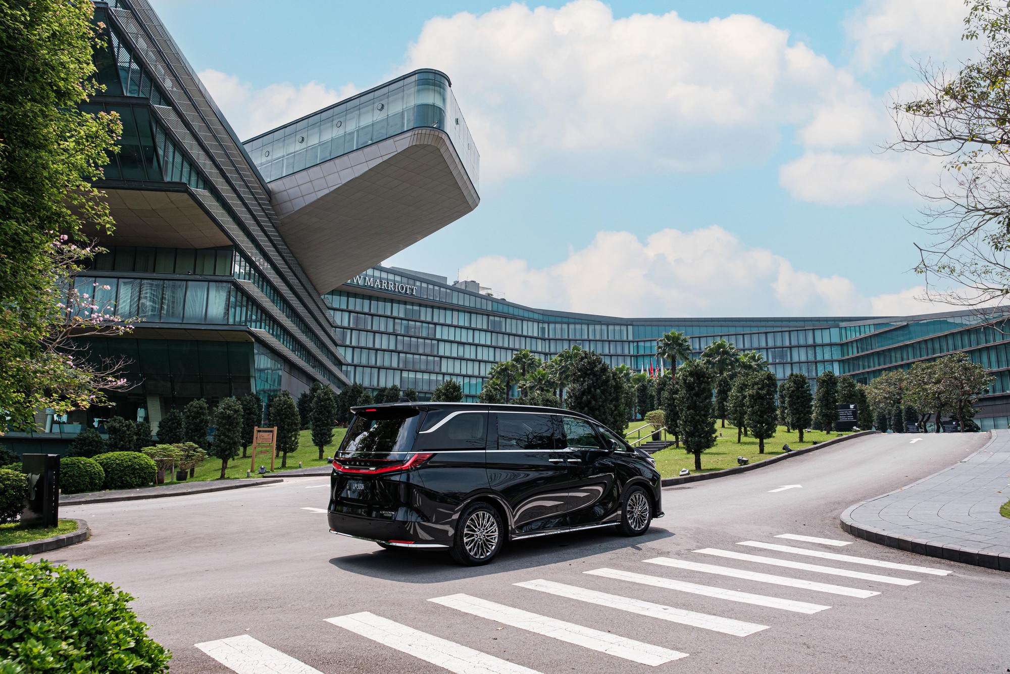 Lexus LM 2024 ra mắt Việt Nam: Giá từ 7,29 tỷ, có bản 4 chỗ cho chủ tịch, màn hình khủng 48 inch, như căn hộ di động- Ảnh 7.