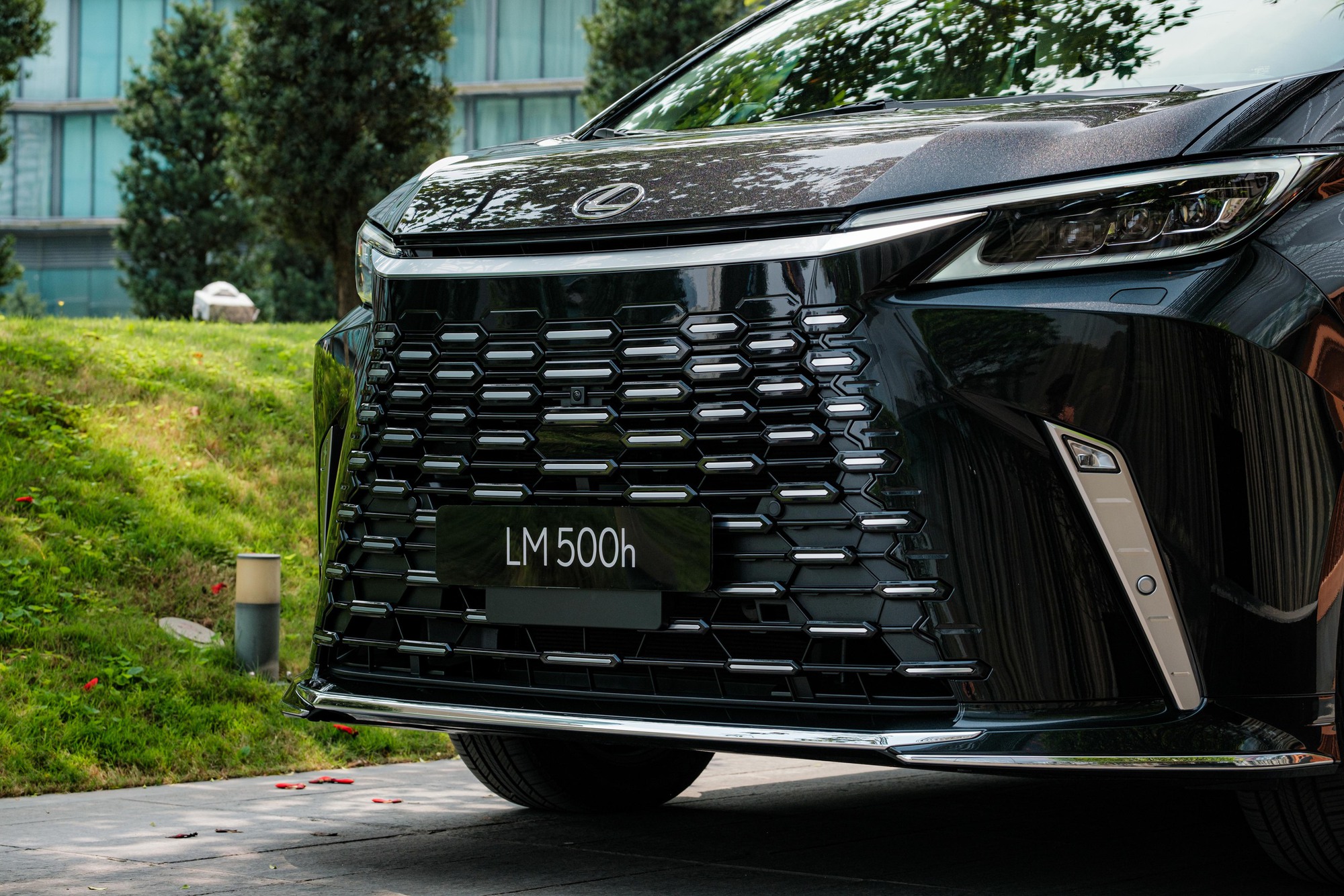 Lexus LM 2024 ra mắt Việt Nam: Giá từ 7,29 tỷ, có bản 4 chỗ cho chủ tịch, màn hình khủng 48 inch, như căn hộ di động- Ảnh 4.