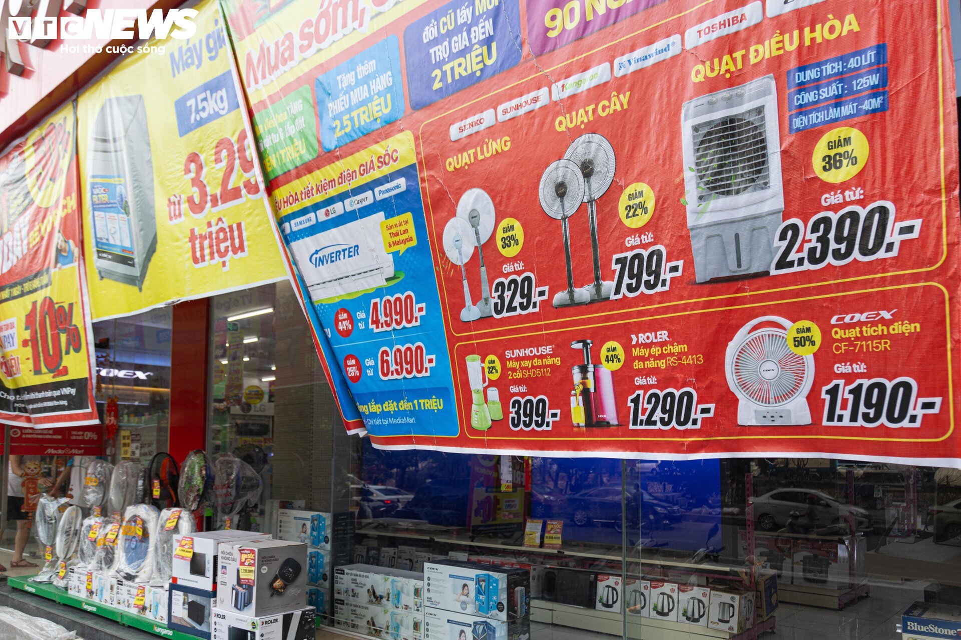 Siêu thị điện máy Hà Nội dồn dập giảm giá sản phẩm, hút khách đầu hè- Ảnh 1.